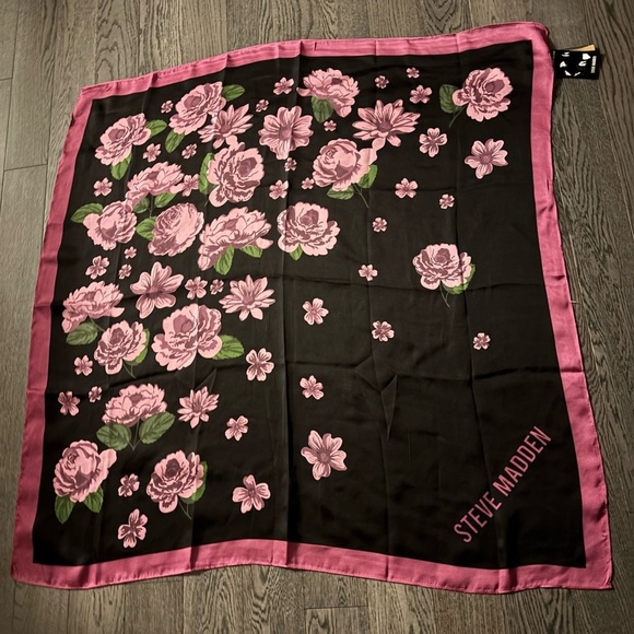 Steve Madden black pink Floral bouquet square scarf Sz 30/30 - Picture 6 of 6
